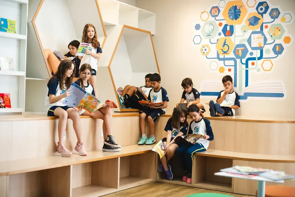 Alunos em ambiente de aprendizagem do Sarah Dawsey