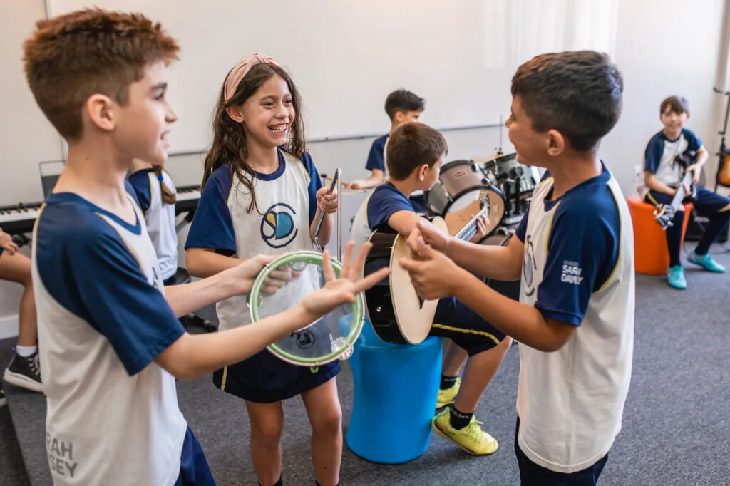 Alunos participando de atividade musical
