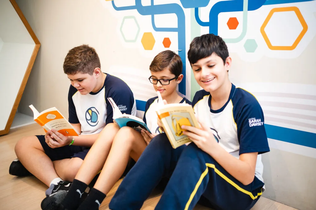 Alunos lendo juntos em ambiente escolar