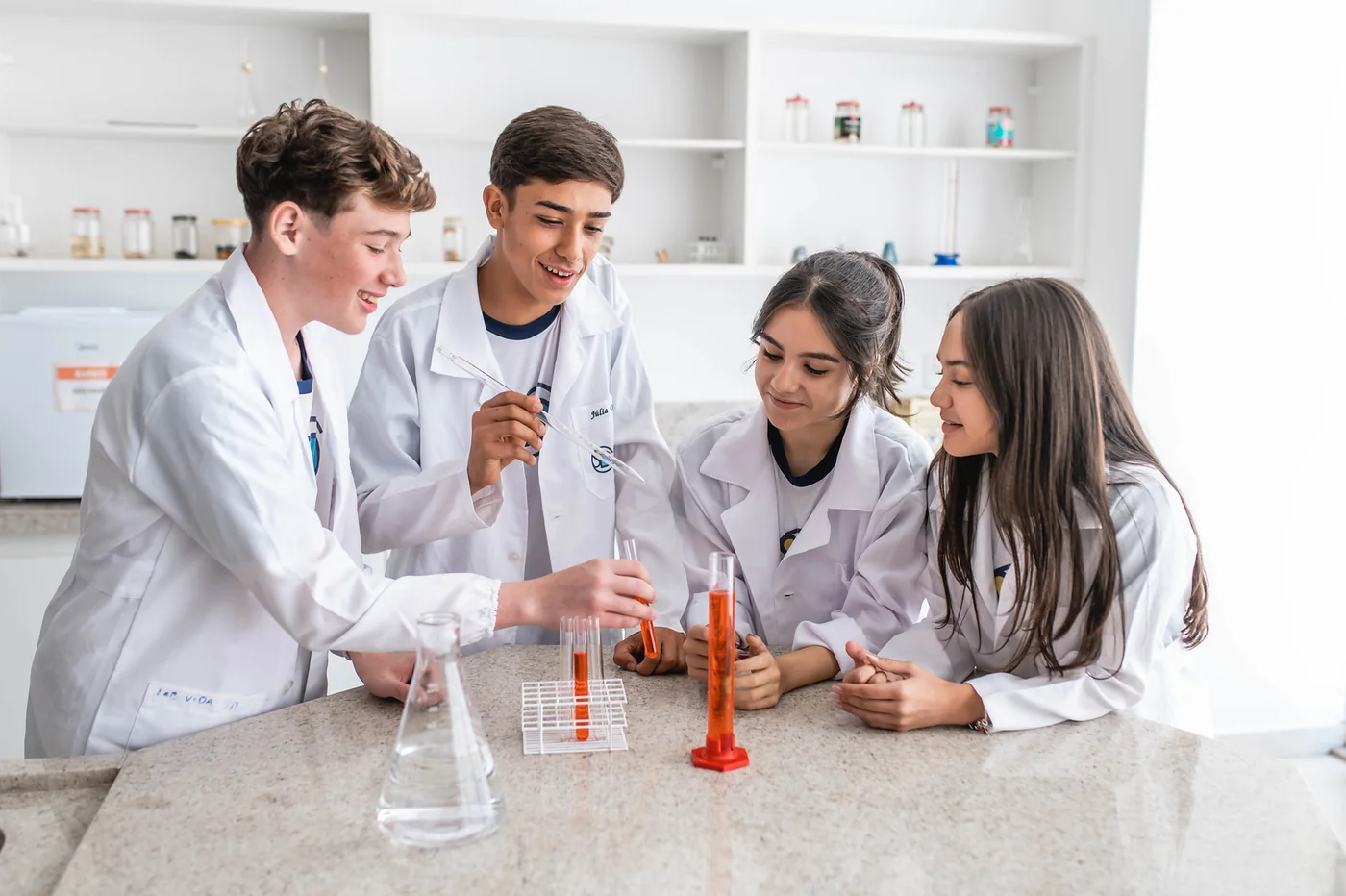 Alunos dos Anos Finais em laboratório de ciências